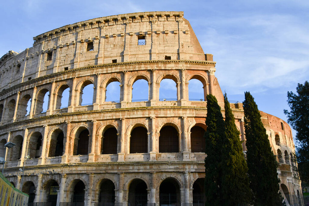 Arcos de Colosseo em Roma Itália sem turistas com luz solar especial
 - Foto, Imagem