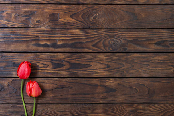 red tulips on dark wooden background - Фото, зображення