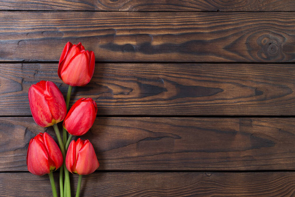 red tulips on dark wooden background - Φωτογραφία, εικόνα