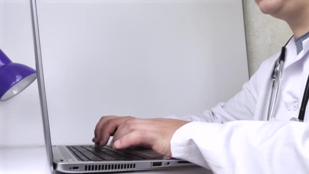 Χώρος εργασίας ενός γιατρού. Ο αρσενικός θεραπευτής δουλεύει σε υπολογιστή. Η έννοια της σύγχρονης ιατρικής και τεχνολογίας που χρησιμοποιείται από τους επαγγελματίες της ιατρικής - Πλάνα, βίντεο