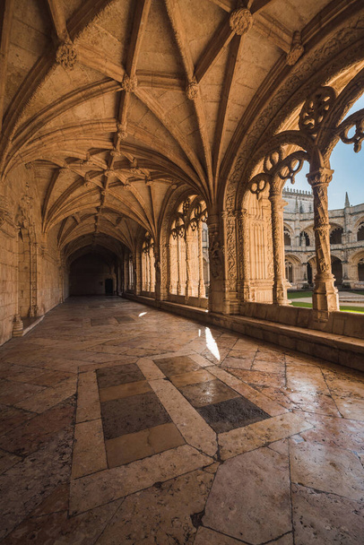 Chiostro della Cattedrale del Monastero Jeronimos a Lisbona, orizzontale
 - Foto, immagini