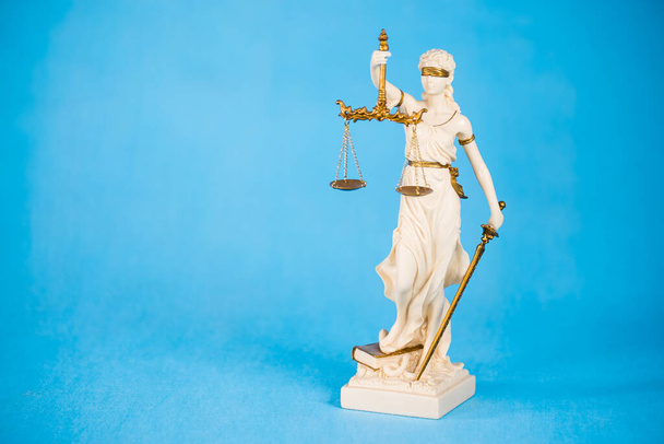 Statua Sprawiedliwości. Zbliżenie figury lady sprawiedliwości lub sprawiedliwości  - Zdjęcie, obraz