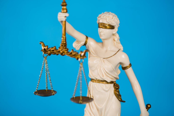 Estatua de la Justicia. Primer plano de la figura de la dama justicia o justificación
  - Foto, Imagen