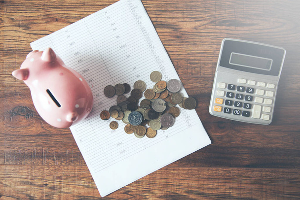 piggy bank and coins with calculator - Φωτογραφία, εικόνα