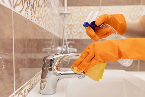 Grifo de limpieza de cal en el baño, desinfectando la superficie de la contaminación
 - Foto, Imagen