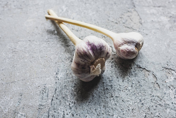 whole fresh garlic on grey concrete surface - Foto, imagen