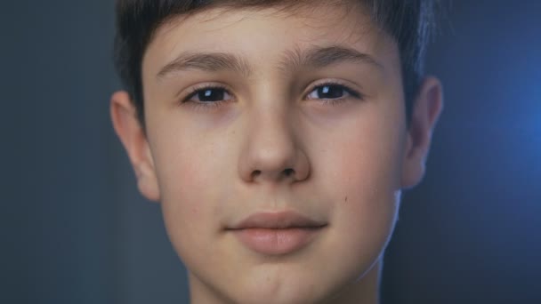 Portré aranyos fiú 11 éves nézi kamera otthon este - Felvétel, videó