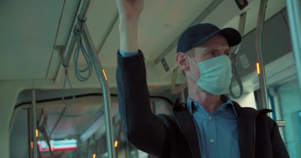 Mężczyzna w masce podróżujący tramwajem - Materiał filmowy, wideo