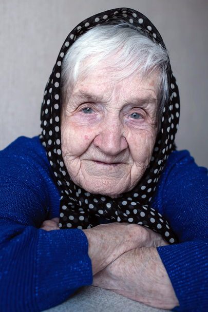 シニア女性のクローズアップ肖像画。ロシア人の祖母. - 写真・画像