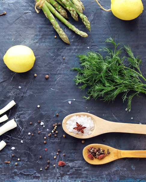 新鮮なハーブ、アスパラガス、レモン、有機製品から健康的な自家製食品を準備するためのキッチンテーブルのスパイス - 写真・画像