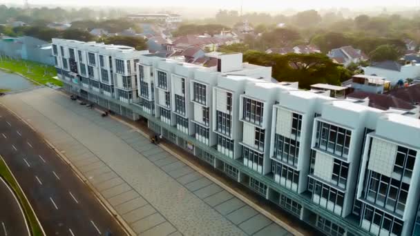 Luftaufnahmen von leer stehenden und ruhigen Bürogebäuden in Bekasi - Indonesien während des Ausbruchs der Coronavirus-Epidemie Covid-19. - Filmmaterial, Video