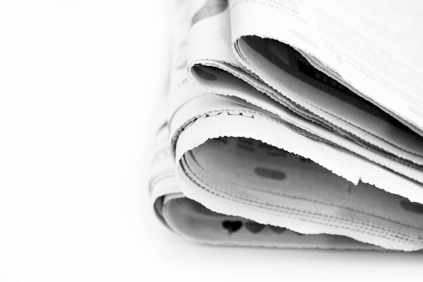 στοίβα εφημερίδων που απομονώνονται σε λευκό φόντο - Φωτογραφία, εικόνα