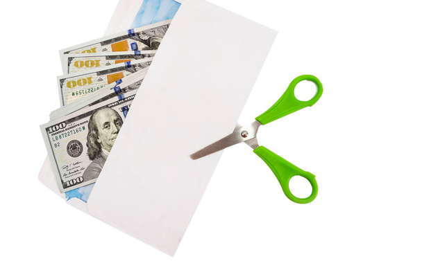 nůžkový střih bílou obálku s dolary na bílém pozadí. - Fotografie, Obrázek