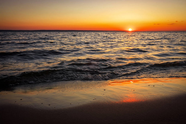 Nascer do sol colorido da praia oceânica. Amanhecer sobre o mar. Composição natural - Foto, Imagem