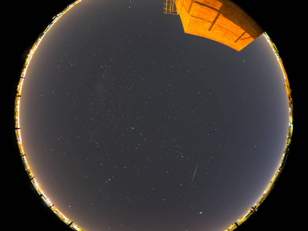 Näkymä tähtien polkuja ja meteori Eta akvaridit meteorisade 2020 nähtynä Cordoba, Argentiina huipussaan 6. toukokuuta
. - Valokuva, kuva
