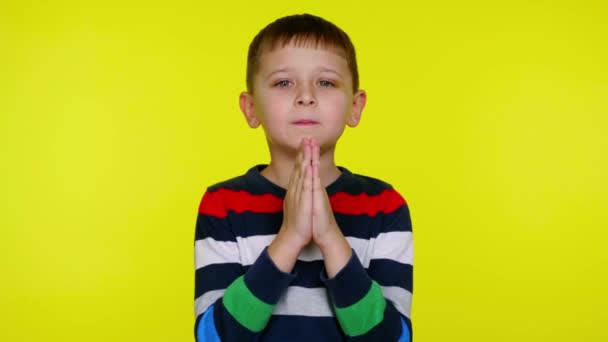 Bocsáss meg nekem. Kisgyerek fiú segítséget kér sárga háttér másolási hely - Felvétel, videó