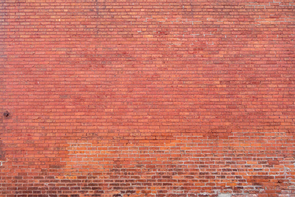 távoli széles szögű kép egy vörös téglafalról - Fotó, kép