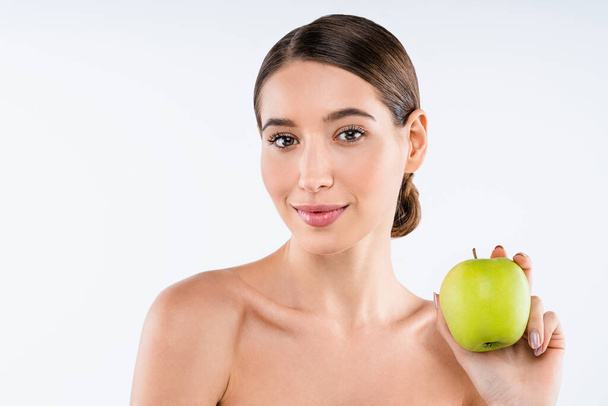 Giovane donna sorridente con mela isolata su sfondo bianco. Stile di vita sano concetto
 - Foto, immagini