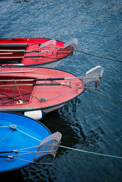 AROUSA ISLAND, SPAIN - MARCH 4, 2018: Маленькі риболовецькі човни на якір у риболовецькому порту Кабодейро. - Фото, зображення