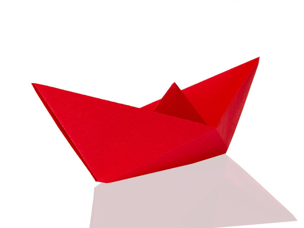 赤い紙のボート。ビジネスとリーダーシップの概念。白い背景の上に隔離された。クラフト紙・折り紙. - 写真・画像