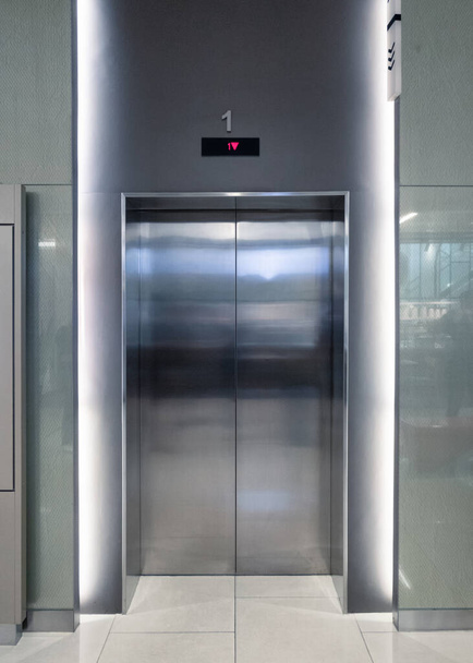 Porte chiuse con ascensore lucide illuminate nell'hotel della hall
 - Foto, immagini