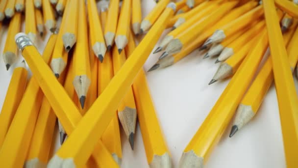 Lápis amarelos aleatoriamente mentir sobre um fundo branco - Filmagem, Vídeo