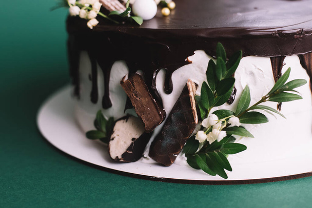 Yeşil arka planda şekerli lezzetli ev yapımı çikolatalı pasta, yakın plan. - Fotoğraf, Görsel