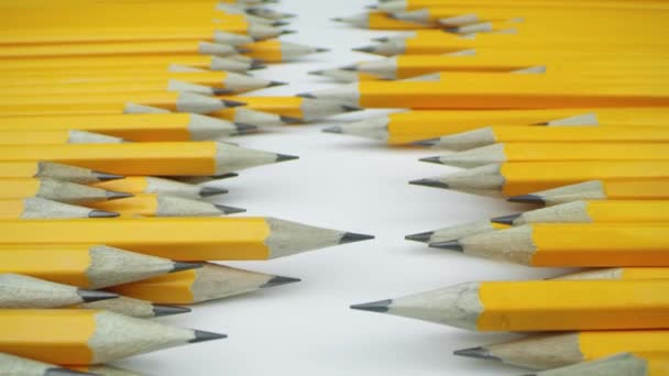 Żółte ołówki leżą losowo na białym tle - Materiał filmowy, wideo