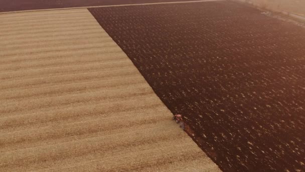 農地を耕すトラクターのドローンビュー. - 映像、動画
