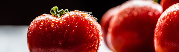 黒、パノラマの作物に孤立した水滴と新鮮な熟した赤いトマトの選択的な焦点 - 写真・画像