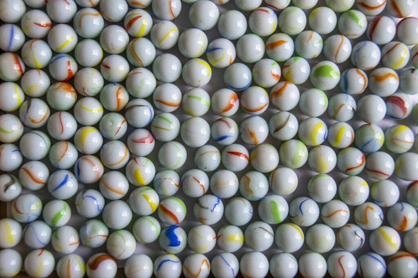 Ronde glazen ballen op het oppervlak - Foto, afbeelding