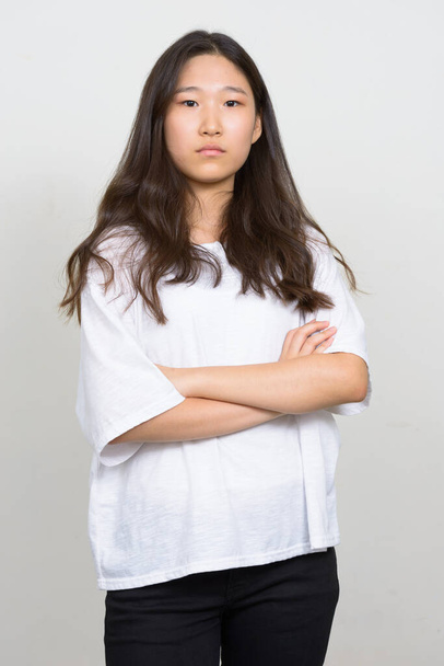 スタジオショットの若いです美しいです韓国人女性に対する白い背景 - 写真・画像