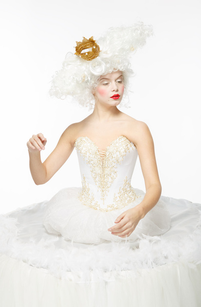 πριγκίπισσα με ένα χρυσό στέμμα σε ένα λευκό φόρεμα - Φωτογραφία, εικόνα