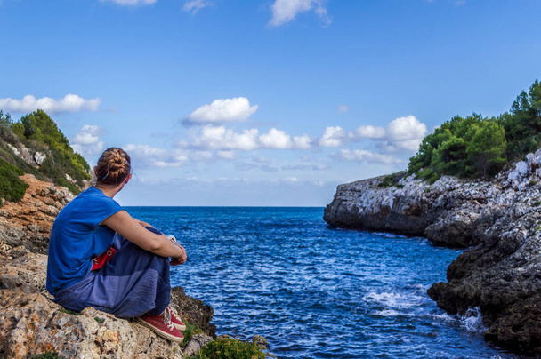 A girl surprised by the beauty of the landscape in Cala Murta, Palma de Mallorca - Фото, изображение