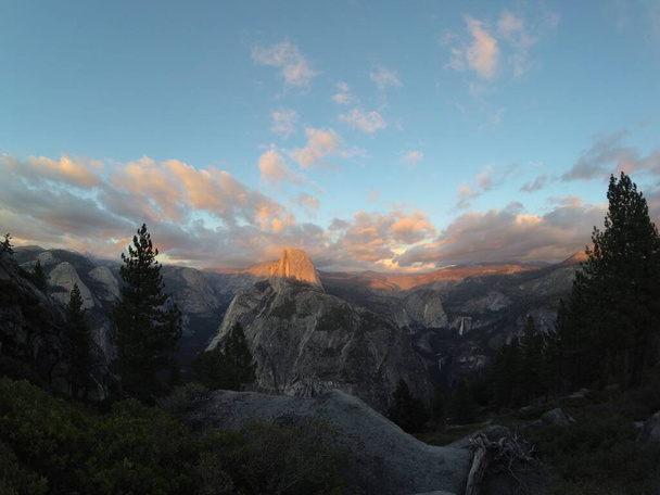 Yarı Dome Rock, Yosemite Ulusal Parkı 'nın simgesi. Kaliforniya, ABD - Fotoğraf, Görsel