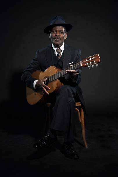 Retro senior afro-americano blues man. Vestito a righe con
 - Foto, immagini