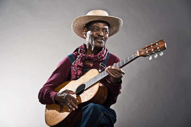 retro senior afroamerikanischer Bluesman in Zeiten der Sklaverei. wearin - Foto, Bild