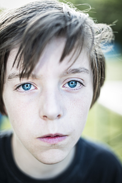 retrato de um adolescente com olhos azuis
 - Foto, Imagem
