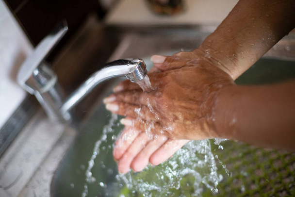 Тщательное мытье рук под краном
 - Фото, изображение