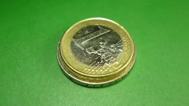 Primer plano de las monedas girando alrededor de una mesa verde Resolución de lazo de dinero europeo: 3840x2160FPS: 60Codec: h.264AlphaChannel: No
 - Metraje, vídeo