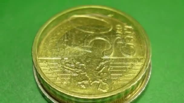 Zbliżenie monet obracających się wokół zielonego stołu Rozdzielczość pieniądza europejskiego: 3840x2160FPS: 60Kodek: h.264AlphaChannel: No - Materiał filmowy, wideo