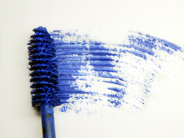 blaue Wimperntusche und Pinsel isoliert auf weiß - Foto, Bild