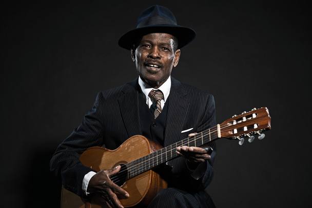 retro senior afro-amerikanischer Bluesman. im gestreiften Anzug mit - Foto, Bild