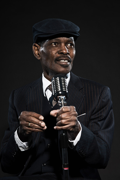 Chantant rétro senior afro américain blues man. Porter des rayures su
 - Photo, image