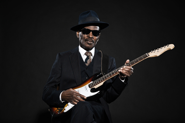 Homem do blues afro-americano sénior retro. Usando terno listrado com
 - Foto, Imagem