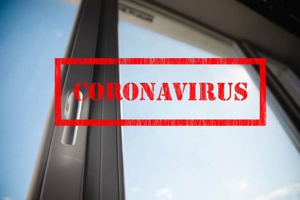 Coronavirus işareti ve mavi gökyüzü arkaplanlı beyaz plastik pencere, evden izolasyon görüntüsü - Fotoğraf, Görsel