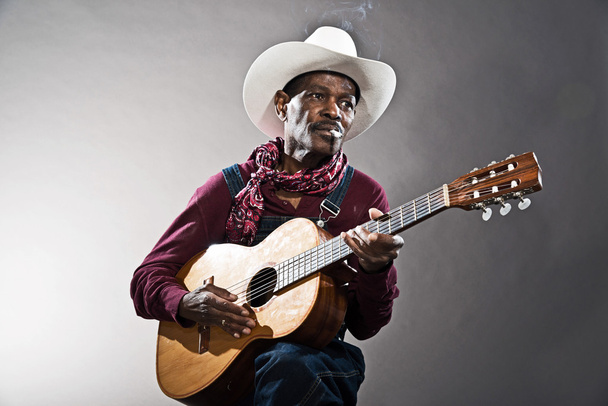 Retro senior afro Amerikaanse blues man in tijden van slavernij. wearin - Foto, afbeelding
