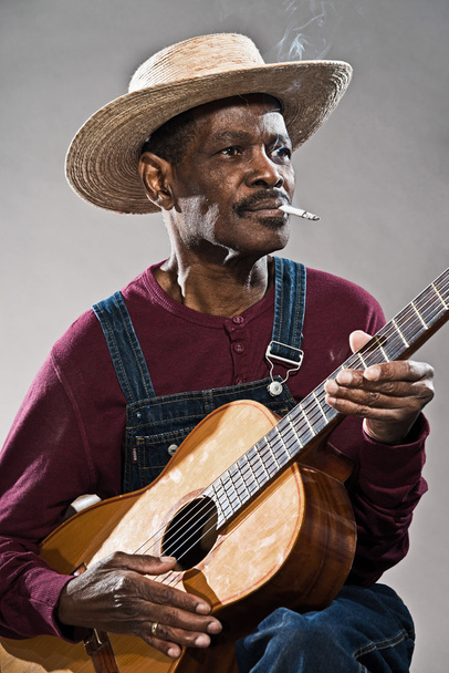 Hombre de blues afroamericano mayor retro en tiempos de esclavitud. Desgaste
 - Foto, Imagen