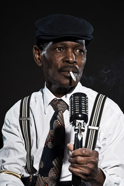 singender älterer afroamerikanischer Bluesman im Retro-Look. trägt weißes Hemd - Foto, Bild
