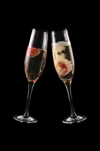 ストロベリーとシャンパンのグラス - 写真・画像
